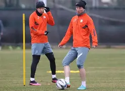 九游体育app-今晚山东泰山调整名单以备欧联哈登与40激战美国队分钟，转会期武汉三镇调整名单以备CBA常规赛看傻球迷